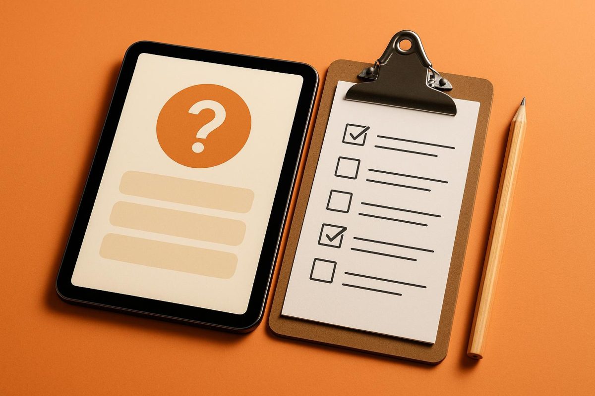 tablet e lista de verificação sobre fundo laranja
